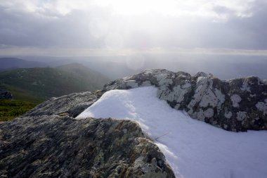Sakhalin adasındaki Çehov Tepesi 'nin tepesinde kar var.
