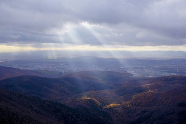 Sakhalin adasındaki Çehov Tepesi 'nde sonbaharda güzel gün batımı