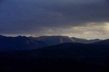 Sakhalin adasındaki Çehov Tepesi 'nde sonbaharda güzel gün batımı