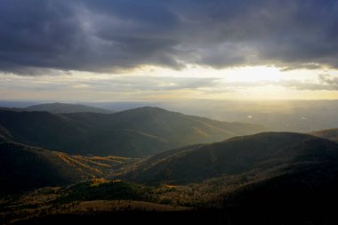 Sakhalin adasındaki Çehov Tepesi 'nde sonbaharda güzel gün batımı
