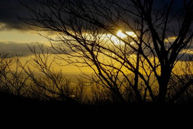 Sakhalin adasındaki Çehov Tepesi 'nde sonbaharda güzel gün batımı