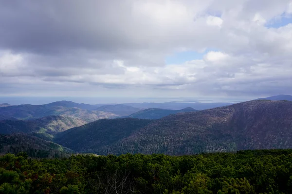 俄罗斯Yuzhno Sakhalinsk的Chekhov峰美丽的秋天风景 — 图库照片