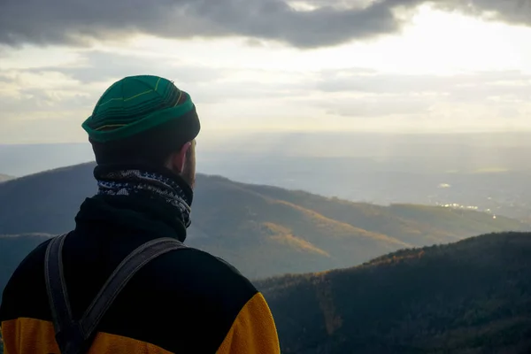 Traveler Atas Puncak Chekhov Saat Matahari Terbenam Pulau Sakhalin — Stok Foto