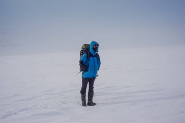 Avachinsky Geçidi 'ndeki yürüyüşçü ve kışın Kamçatka' daki volkanlar.
