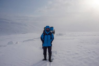 Avachinsky Geçidi 'ndeki yürüyüşçü ve kışın Kamçatka' daki volkanlar.
