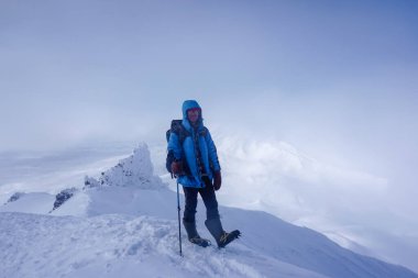Avachinsky Geçidi 'ndeki yürüyüşçü ve kışın Kamçatka' daki volkanlar.