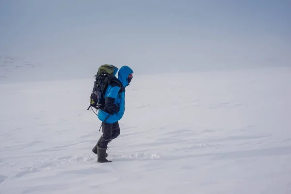 冬季登山者在Avachinsky山口和堪察加半岛的火山 — 图库照片