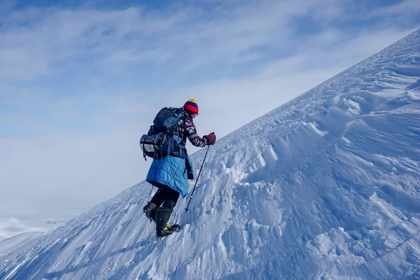 Турист Авачинском Перевале Вулканы Камчатке Зимой — стоковое фото