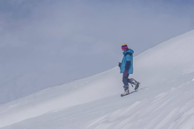 Avachinsky Geçidi 'ndeki yürüyüşçü ve kışın Kamçatka' daki volkanlar.