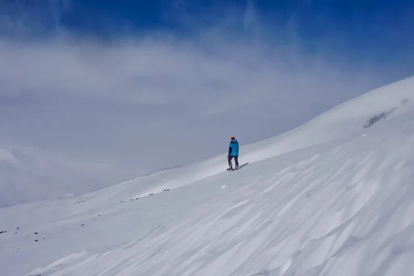 Escursionista Passo Avachinsky Vulcani Kamchatka Inverno — Foto Stock