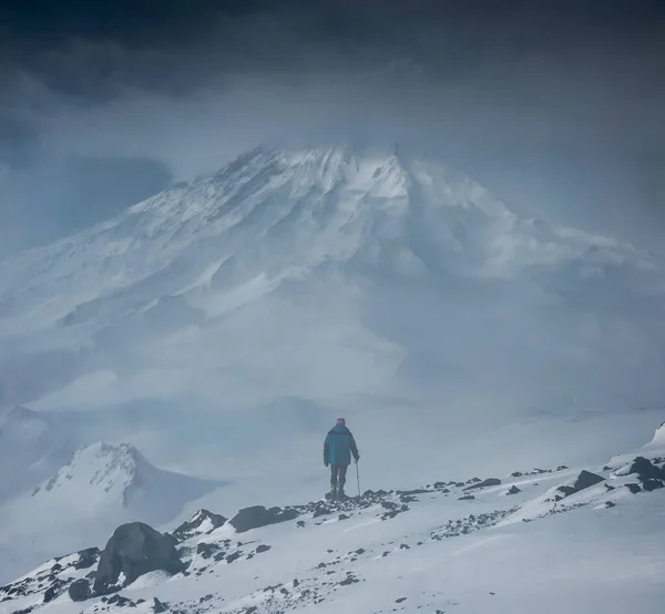 Wandelaar Bij Avachinsky Pass Vulkanen Kamchatka Winter — Stockfoto