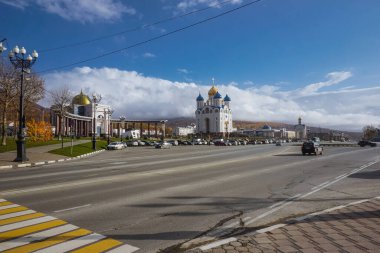 Yuzhno-Sakhalinsk, Rusya - 1 Kasım 2020: Şehir merkezinde Zafer Meydanı