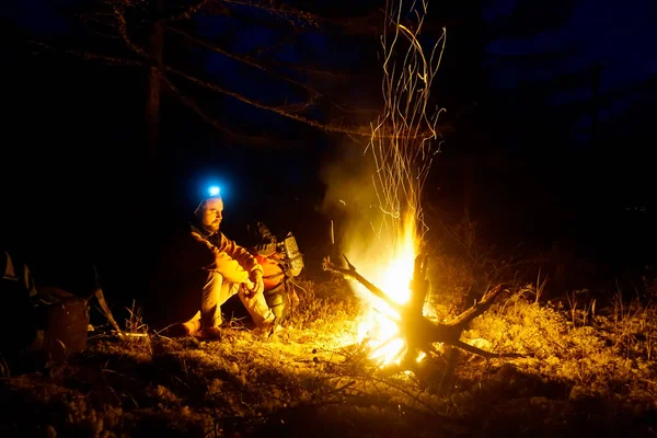 Sakhalin Rusia Octubre 2020 Caminante Calentándose Junto Fuego Taiga —  Fotos de Stock