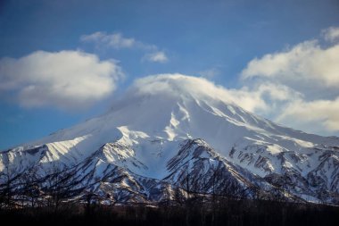 Rusya 'nın Kamçatka yarımadasında kış mevsiminde Vilyuchinsky volkanı karla kaplanmıştı.