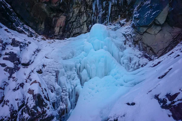Κατεψυγμένα Καταρράκτη Vilyuchinsky Χειμώνα Στη Χερσόνησο Kamchatka Στη Ρωσία — Φωτογραφία Αρχείου