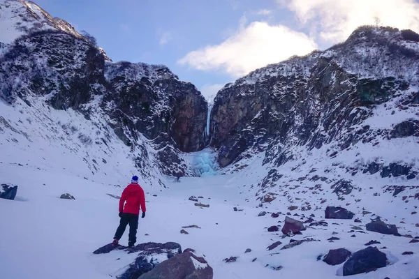 Viajante Cachoeira Congelada Vilyuchinsky Península Kamchatka — Fotografia de Stock