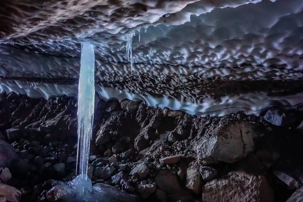 Egy Hideg Jégbarlangban Kamcsatka Félszigeten Oroszországban — Stock Fotó