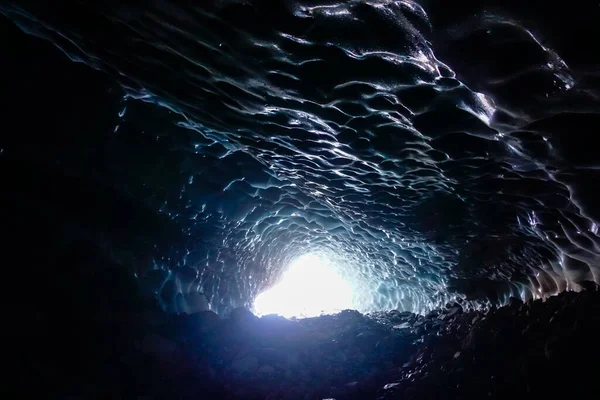 Dentro Una Cueva Hielo Frío Península Kamchatka Rusia — Foto de Stock