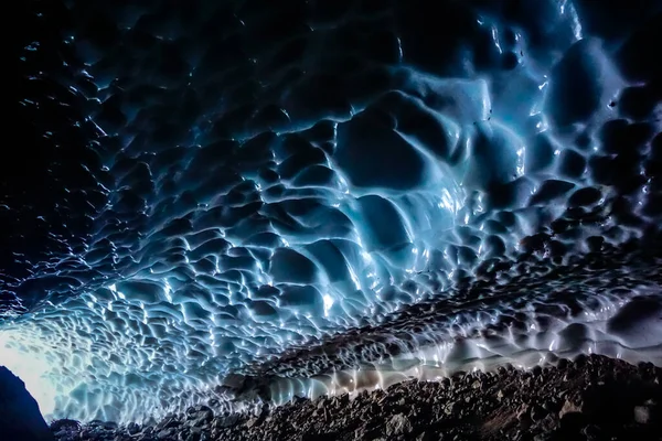 在俄罗斯堪察加半岛的一个冰冷的冰洞里 — 图库照片