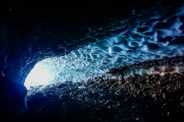 Dentro Una Cueva Hielo Frío Península Kamchatka Rusia — Foto de Stock