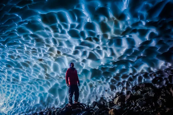 Mann Einer Eishöhle — Stockfoto
