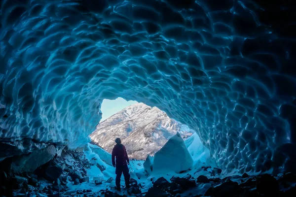 Hombre Dentro Una Cueva Hielo — Foto de Stock