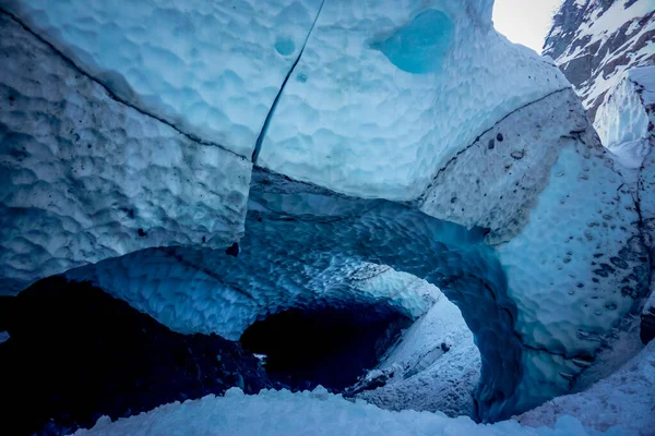 Wewnątrz Zimnej Jaskini Lodowej Półwyspie Kamczatka Rosji — Zdjęcie stockowe