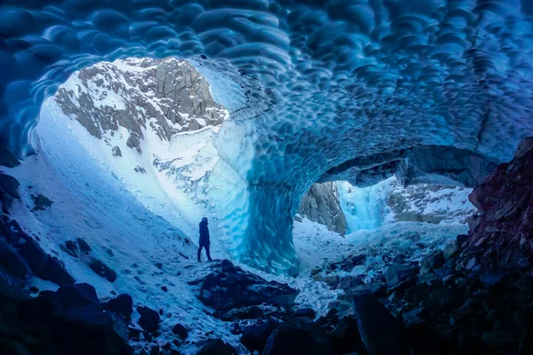 Homme Dans Une Grotte Glace — Photo