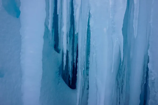 Kışın Kamçatka Yarımadasında Buzdan Bir Mağarada Buz Saçakları — Stok fotoğraf
