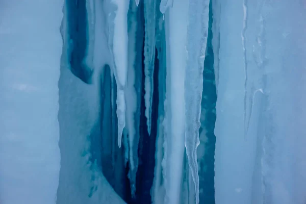 冬季堪察加半岛冰洞中的冰柱 — 图库照片