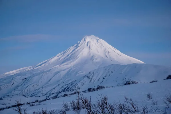 Rusya Nın Kamçatka Yarımadasında Kış Mevsiminde Vilyuchinsky Volkanı Karla Kaplanmıştı — Stok fotoğraf
