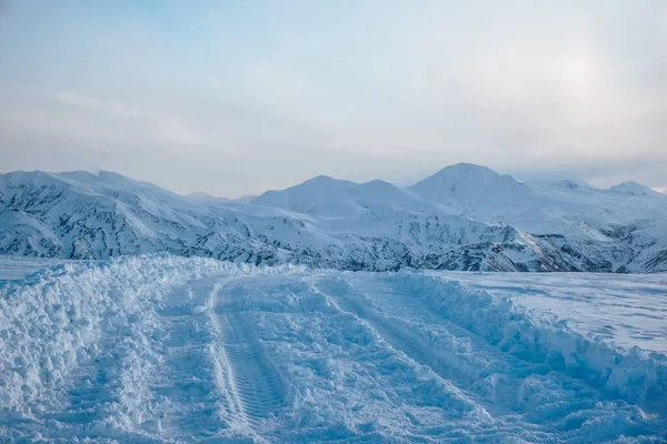Śnieżna Droga Górskim Krajobrazem Półwyspie Kamczatka Rosji — Zdjęcie stockowe