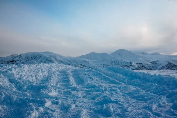Śnieżna Droga Górskim Krajobrazem Półwyspie Kamczatka Rosji — Zdjęcie stockowe