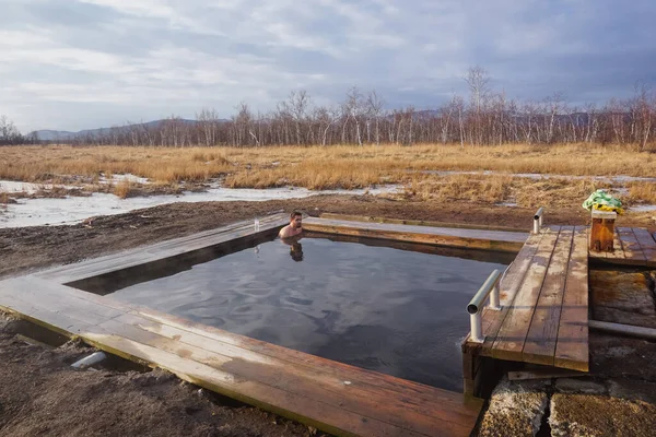 Een Man Een Natuurlijke Thermale Bron Kamchatka Schiereiland — Stockfoto