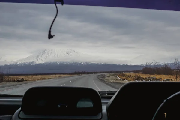 Straße Und Blick Auf Den Vulkan Korjakskij Auf Der Halbinsel — Stockfoto