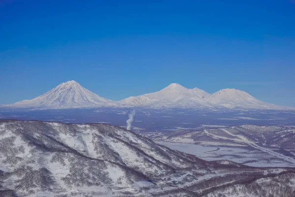 Kar Kışın Dağ Manzaralı Kamçatka Volkanlarını Kapladı — Stok fotoğraf