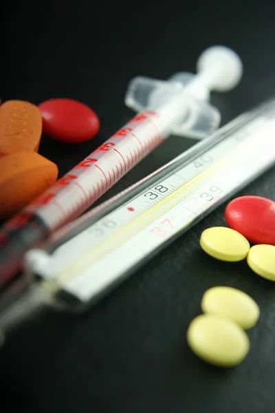 Pills, syringe and thermometer — Stock Photo, Image