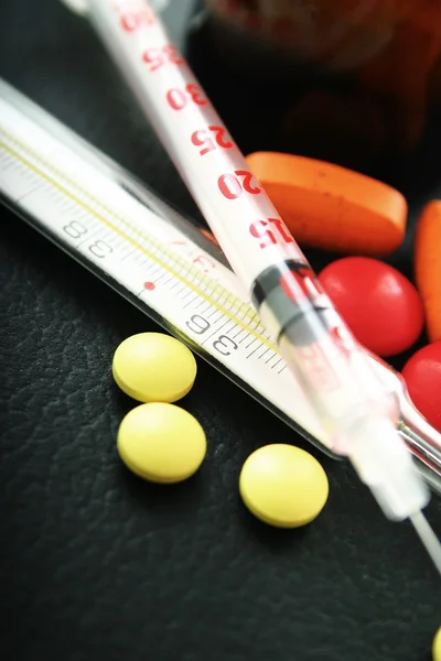 Pills, syringe and thermometer — Stock Photo, Image