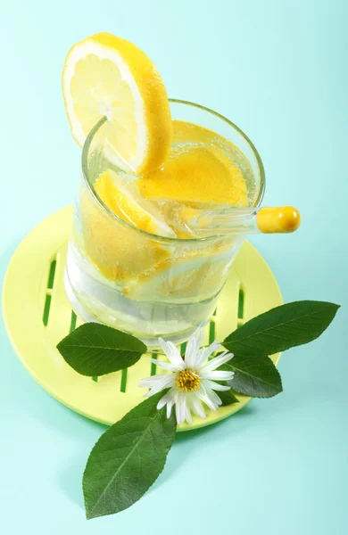 Bicchiere di acqua dolce con limone — Foto Stock