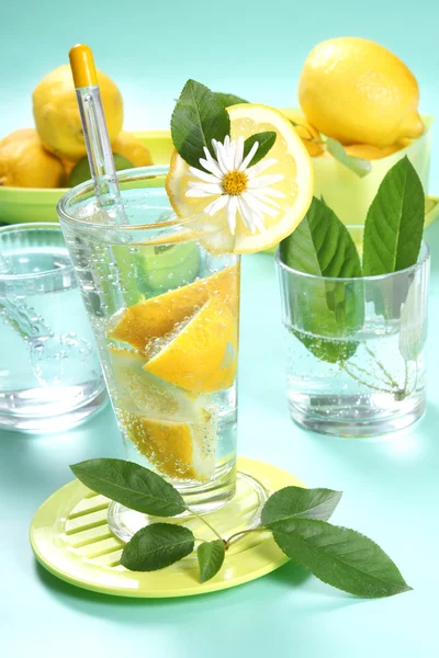 Glass of fresh water with lemon — Stock Photo, Image