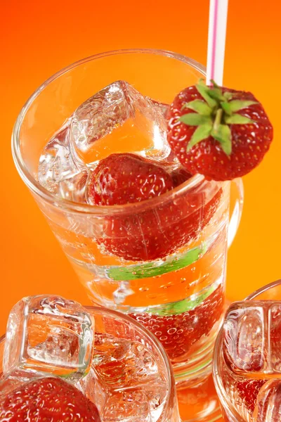 Süßwasser und Erdbeeren — Stockfoto