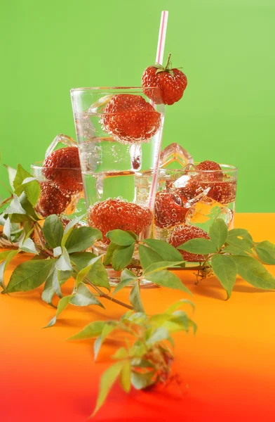 Vers water en aardbeien — Stockfoto