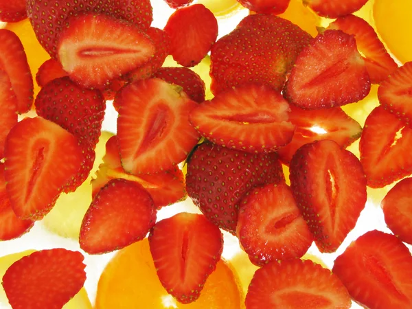 在冰上的草莓 — 图库照片