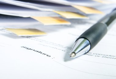 bir sözleşme imzalama.