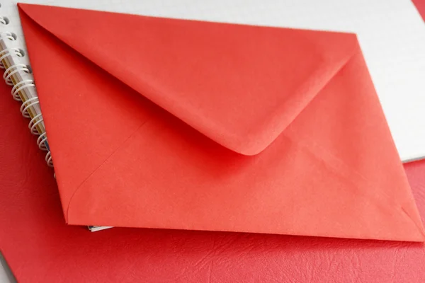 Envelope vermelho — Fotografia de Stock