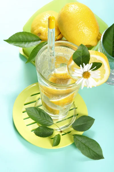 Glas zoet water met citroen — Stockfoto