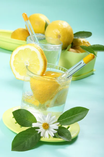 Glass of fresh water with lemon — Stock Photo, Image