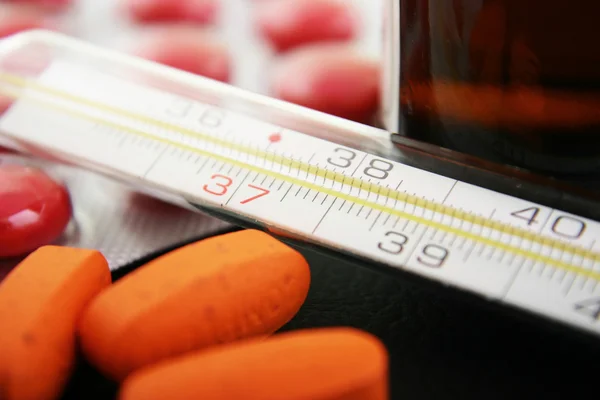 Thermometer and medication — Stock Photo, Image