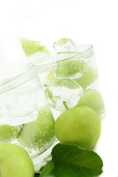 Apfel in Soda — Stockfoto