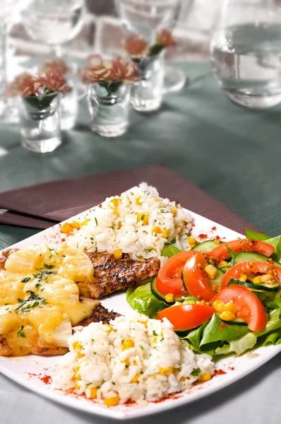 Pollo a la parrilla con arroz Fotos de stock libres de derechos